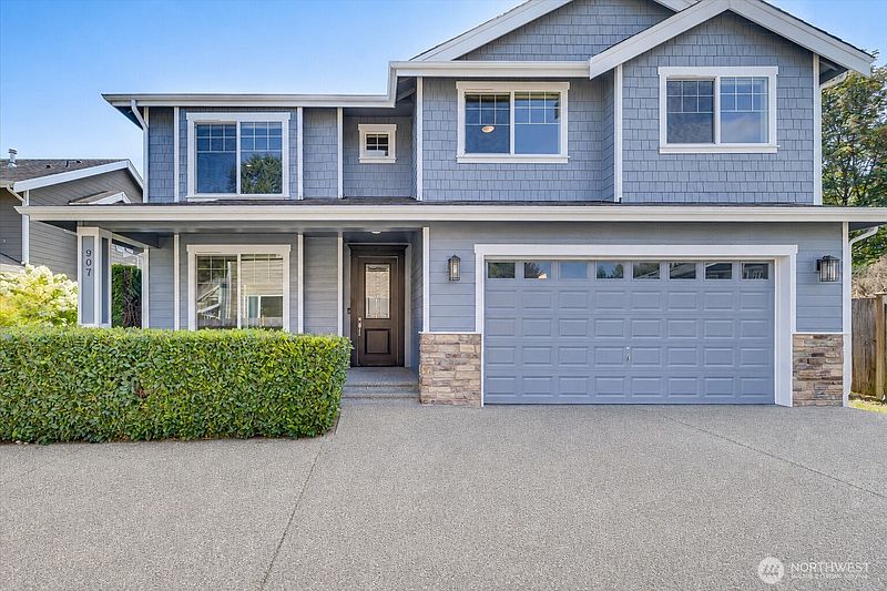 2nd image of 907 Ilwaco Place NE