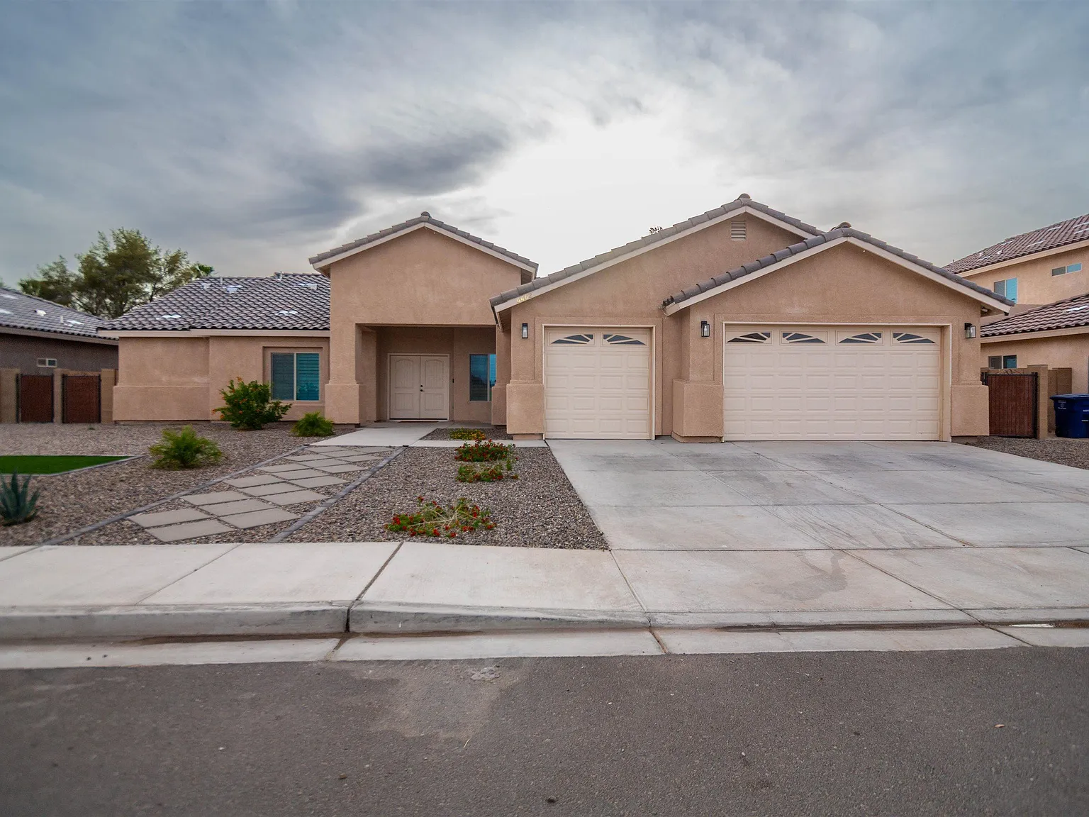 4 bed, 3.0 bath, 2024 sqft, $3,700 — Photo 2