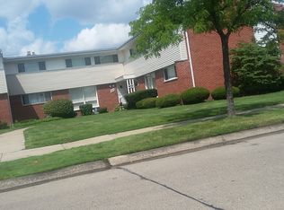 19225 Rockcastle St, Harper Woods, MI 48225