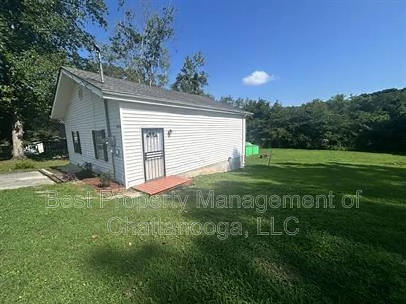 2 bed, 1.0 bath, 1040 sqft, $1,200 — Photo 2