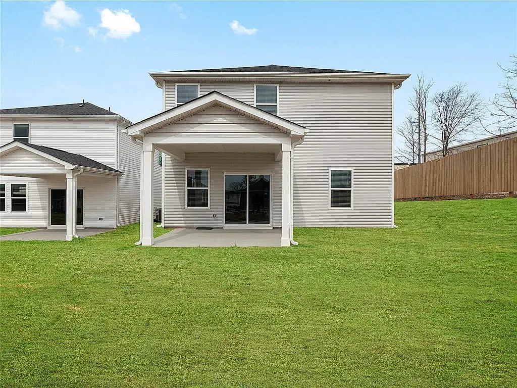 5 bed, 2352 sqft, $2,399 — Photo 3