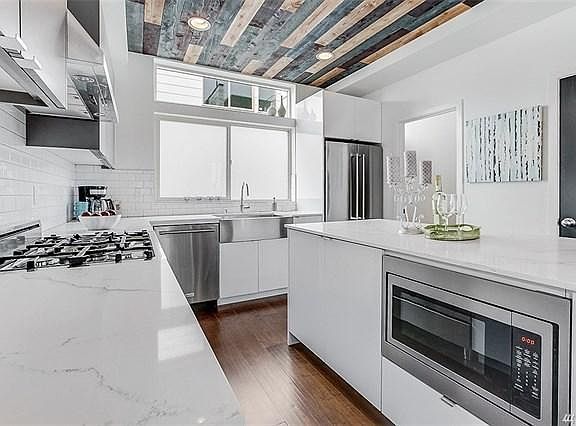 Modern design with natural cross lighting.