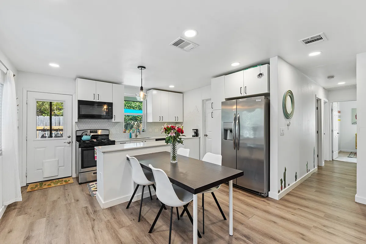 Building Photo - 1209 Begonia Ter