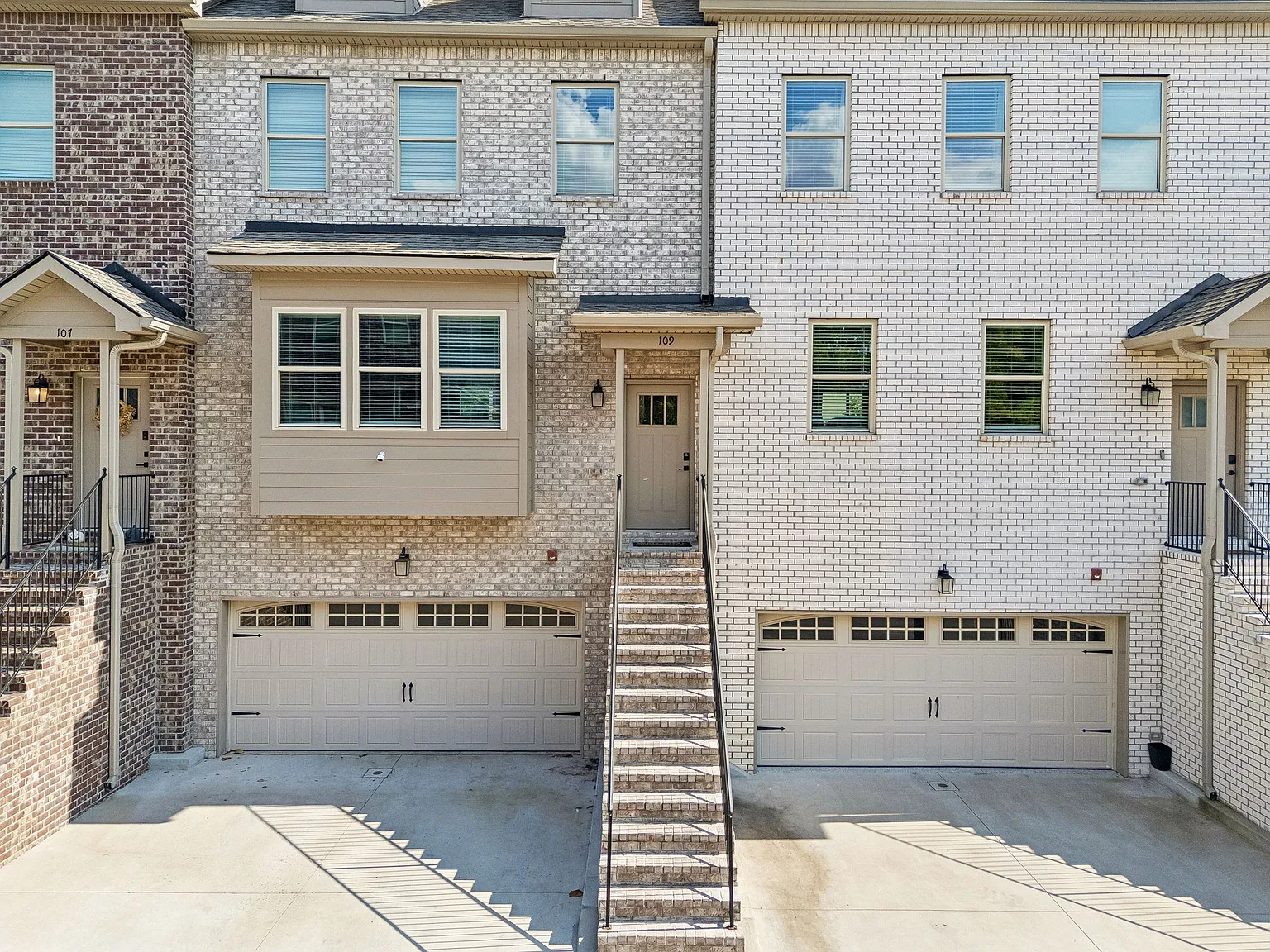 4 bed, 2384 sqft, $3,100 — Photo 4