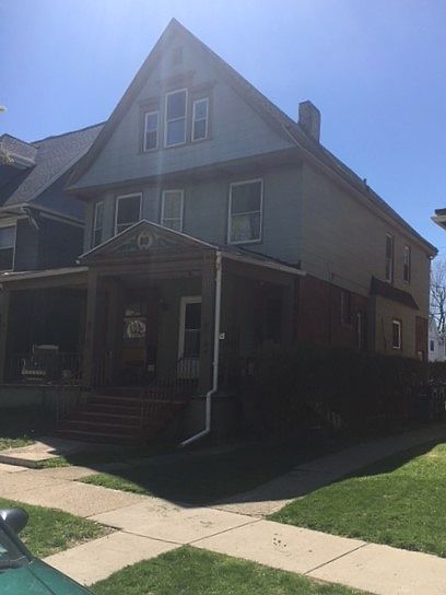 2nd image of 80 Hoyt St