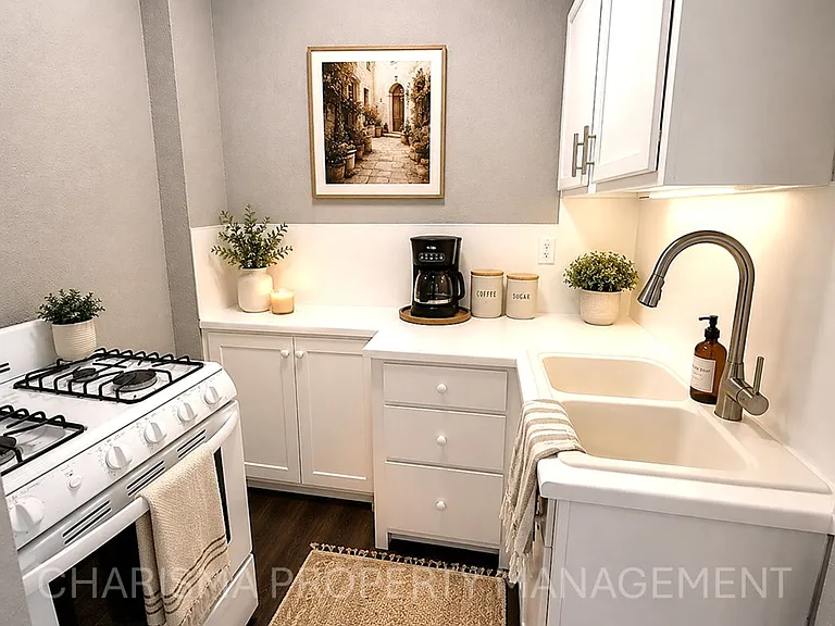 316 E 15th St — Photo 8