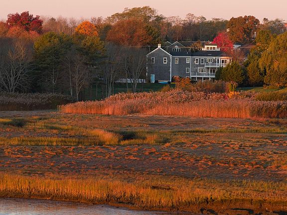 3rd image of 735 Bay Road