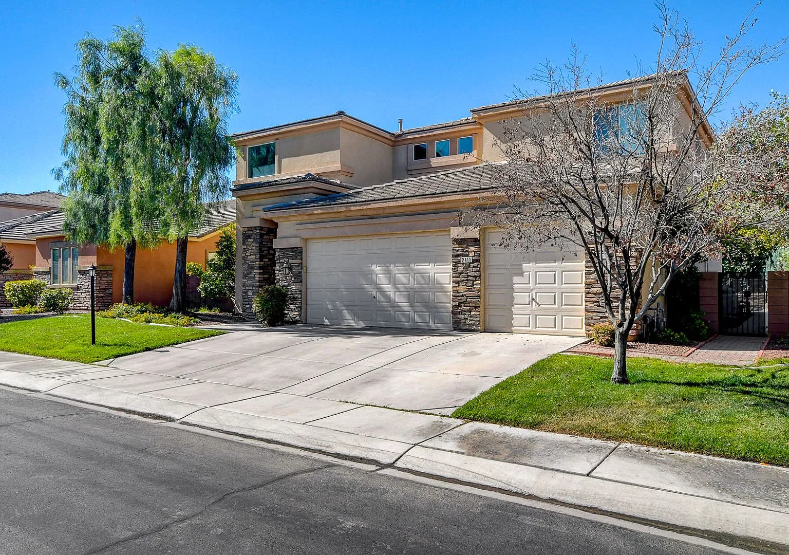 City/Mtn Views From This Stunning 5bd/3ba, Unfurnished Residence — Photo 3