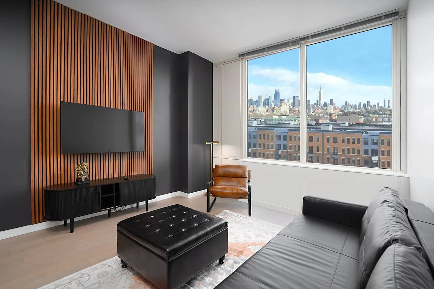 1 bed, 1.0 bath, 742 sqft, $4,910 — Photo 2