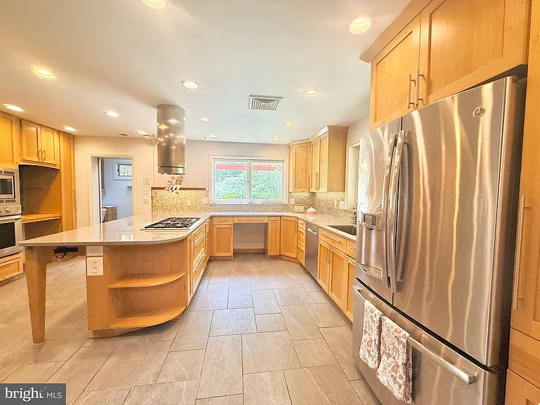 6819 Selkirk Dr — Photo 56