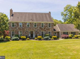 10 Carrie Ln, Malvern, PA 19355