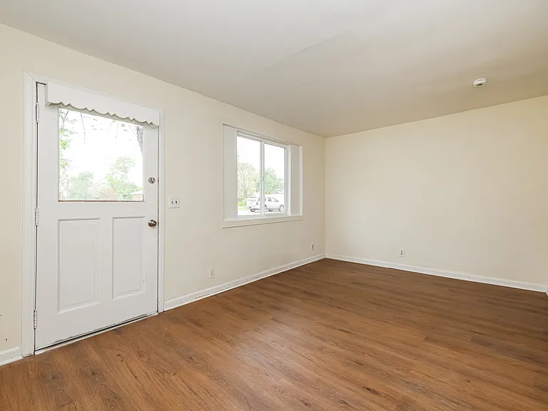 132 Burgess Ave — Photo 6