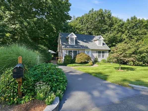 11 Stephanie Cir, Springfield, MA 01129