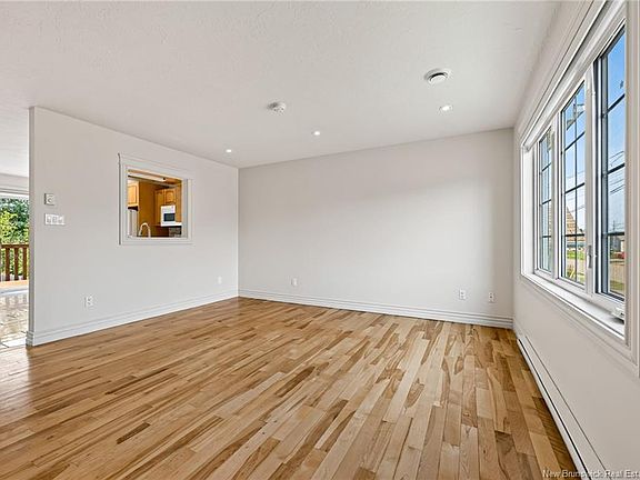 4th image of 28 Myriam Cres