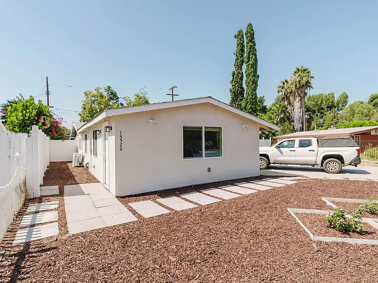 15526 Donmetz St — Photo 4