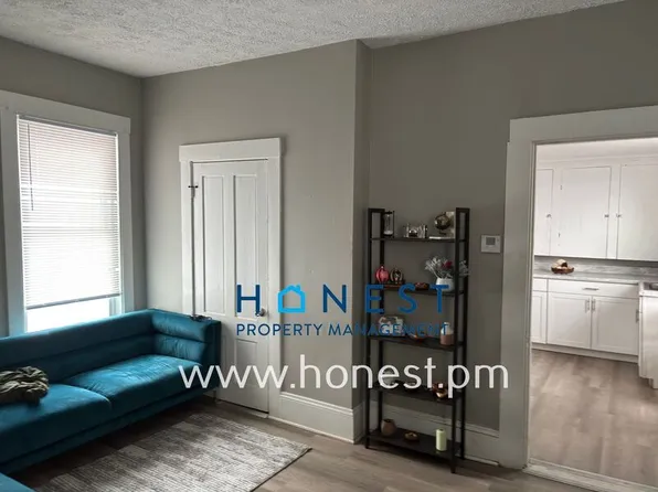 9 Maple St APT 4, Auburn, ME 04210