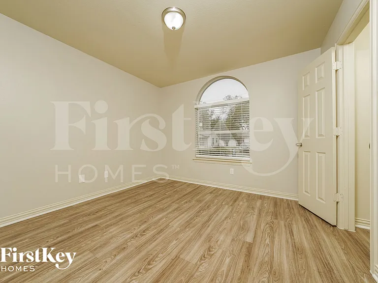 804 Center St — Photo 15