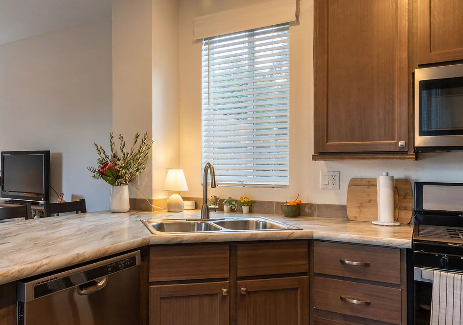 New home in La Mesa, beautiful park like setting — Photo 4