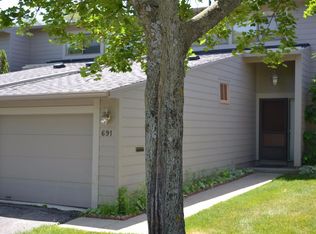 691 Skynob Dr, Ann Arbor, MI