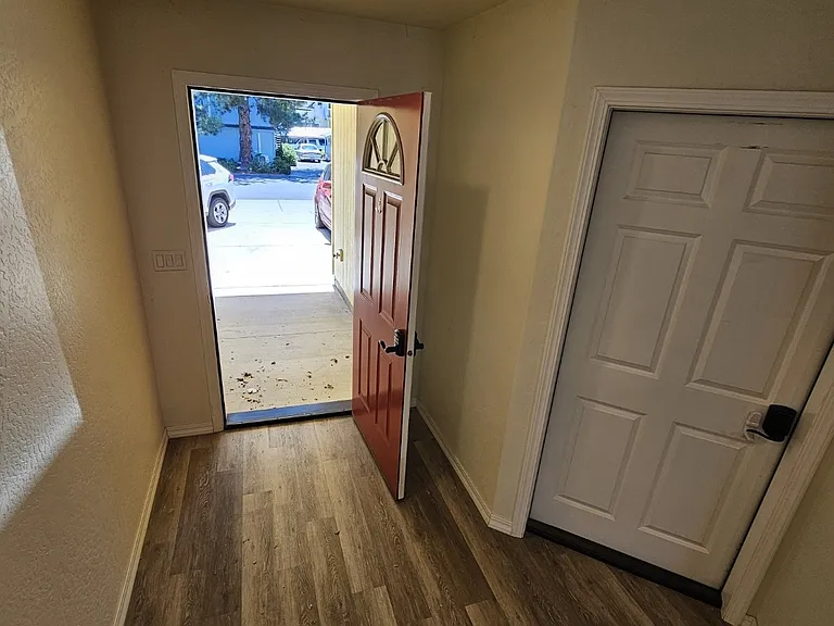 304 SE L St — Photo 17