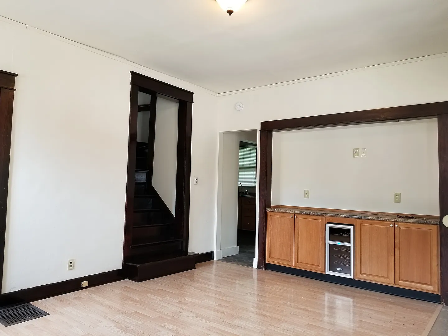 August 2027 5 Bed 3 Bath House Downtown — Photo 2