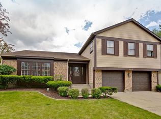 600 Cobblestone Ln, Buffalo Grove, IL 60089