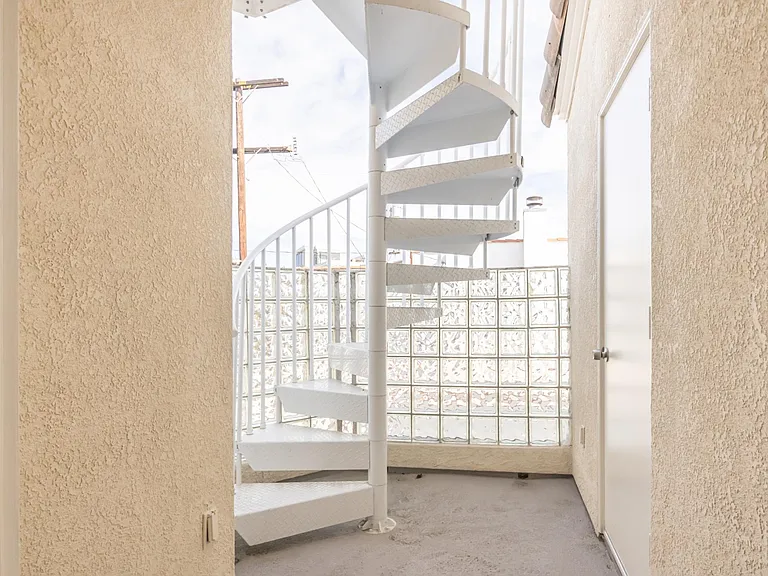 147 N Loreta Walk — Photo 27