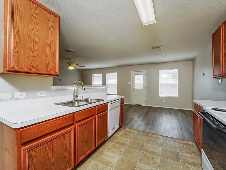 1209 Lambert Dr — Photo 7