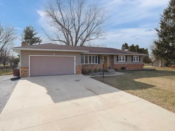 113 Valley Brook Dr, Blue Grass, IA 52726