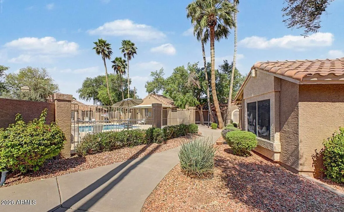 2 bed, 1.0 bath, 852 sqft, $1,550 — Photo 3