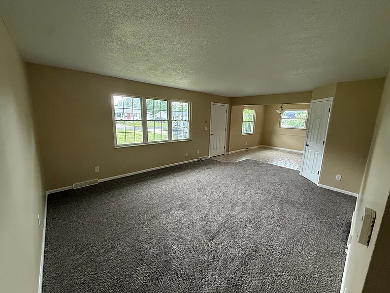5046 Winona Dr — Photo 3