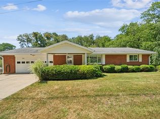 4020 W Lake Dr, Irwin, PA 15642