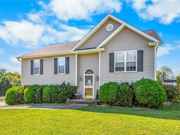 1170 Sterling Pointe Dr, King, NC 27021