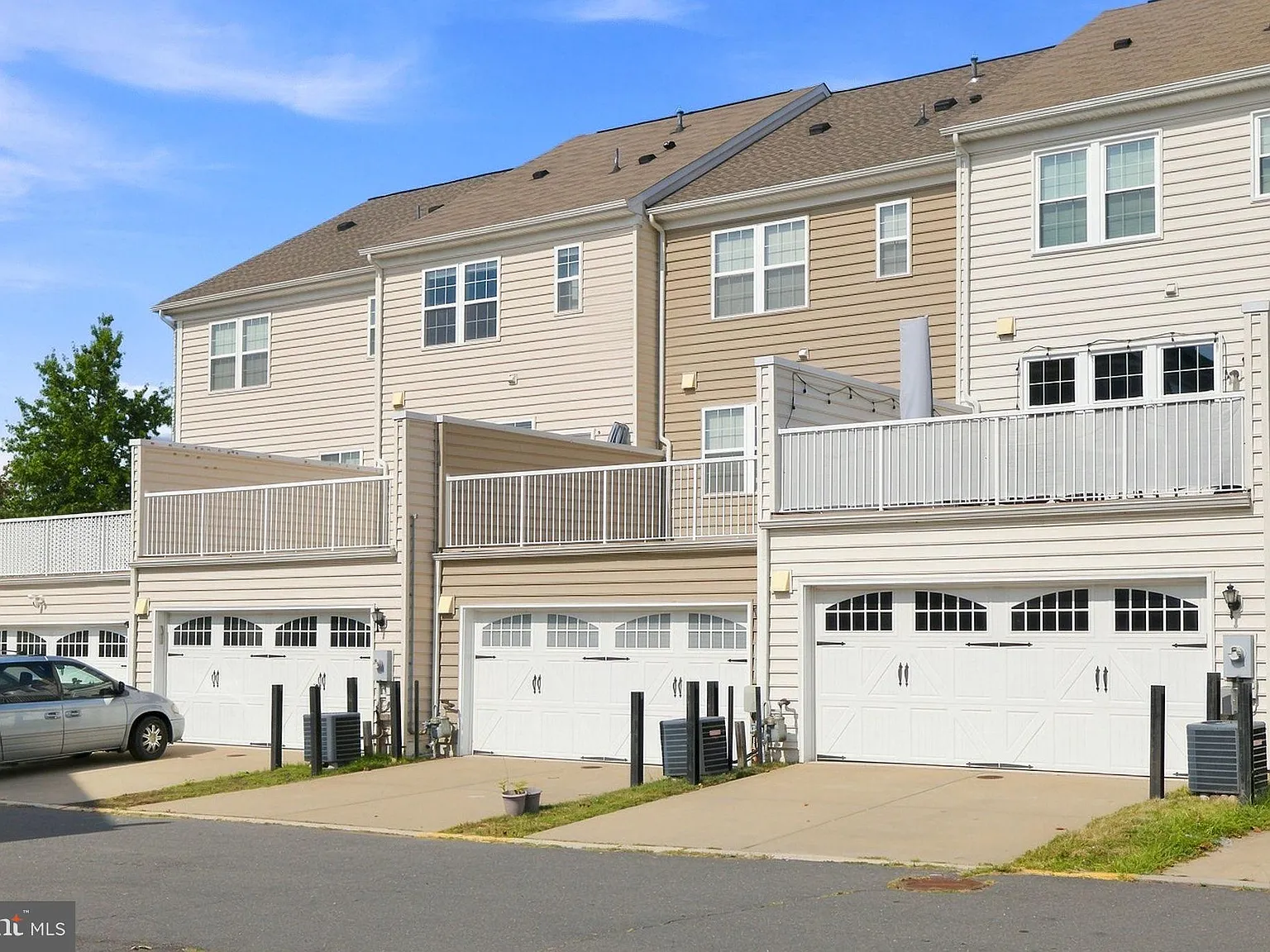 4 bed, 3.5 bath, 2360 sqft, $3,350 — Photo 4