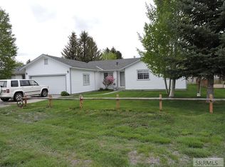 8 Larter Way, Mackay, ID 83251