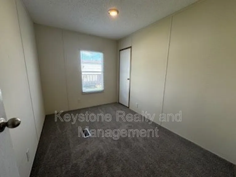 815 Monroe Ln — Photo 4