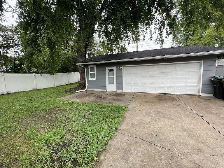 4303 S 61st Ave — Photo 9