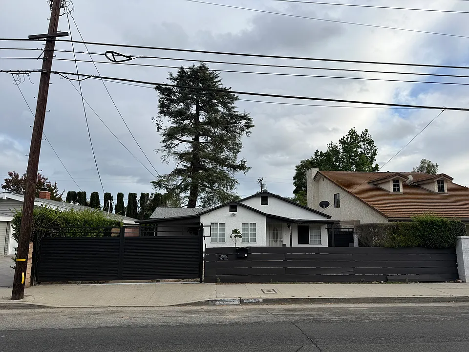 22122 Saticoy St