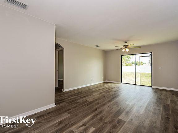 5th image of 305 NE 23rd Pl