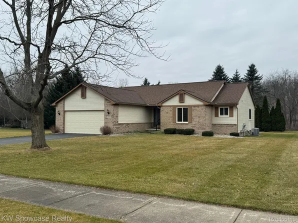 3945 Centennial Dr, Highland, MI 48356