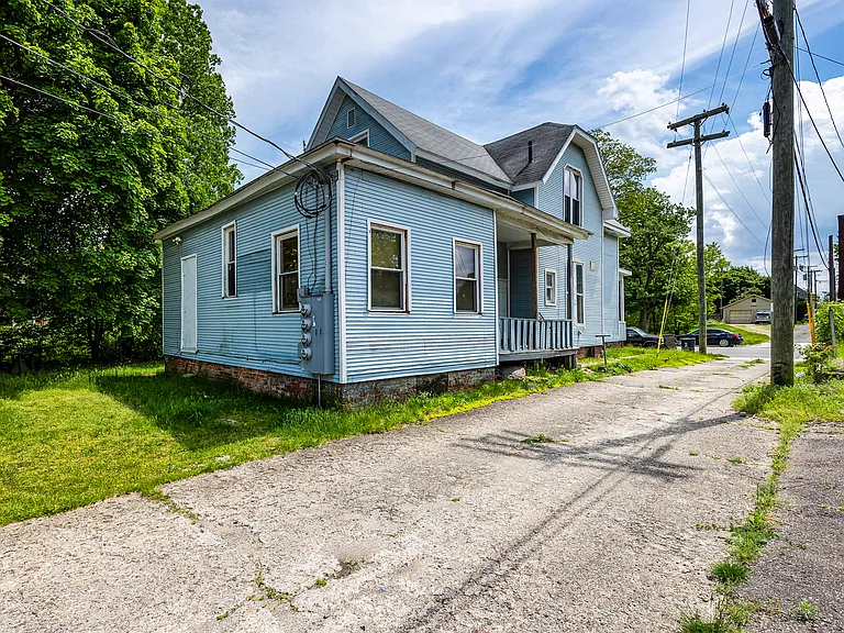 215 E South St — Photo 20