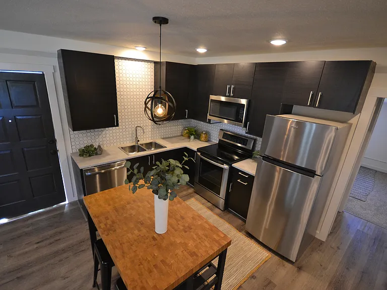 560 SW Paiute St #B — Photo 6