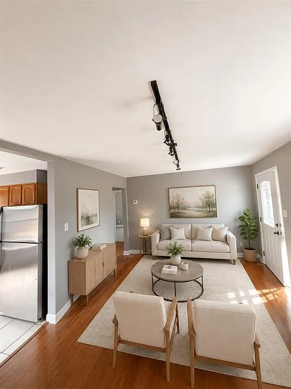 3 bed, 2.0 bath, 1080 sqft, $2,450 — Photo 4