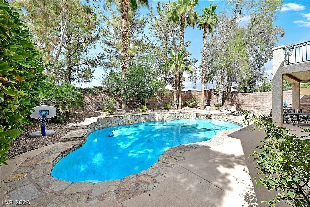 6 bed, 4.0 bath, 2970 sqft, $3,800 — Photo 2