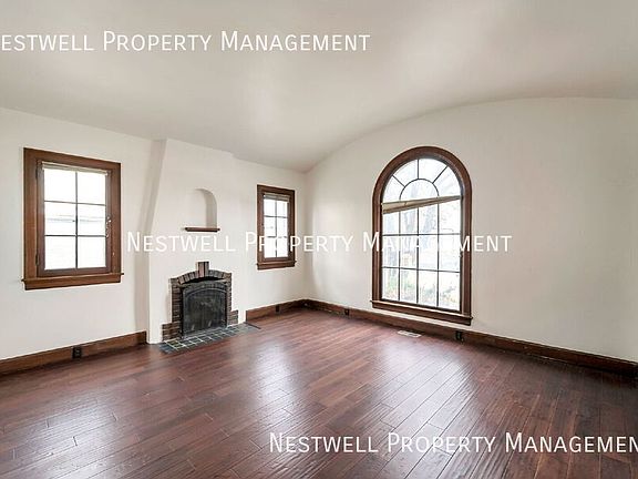 3rd image of 866 E Wilshire Pl