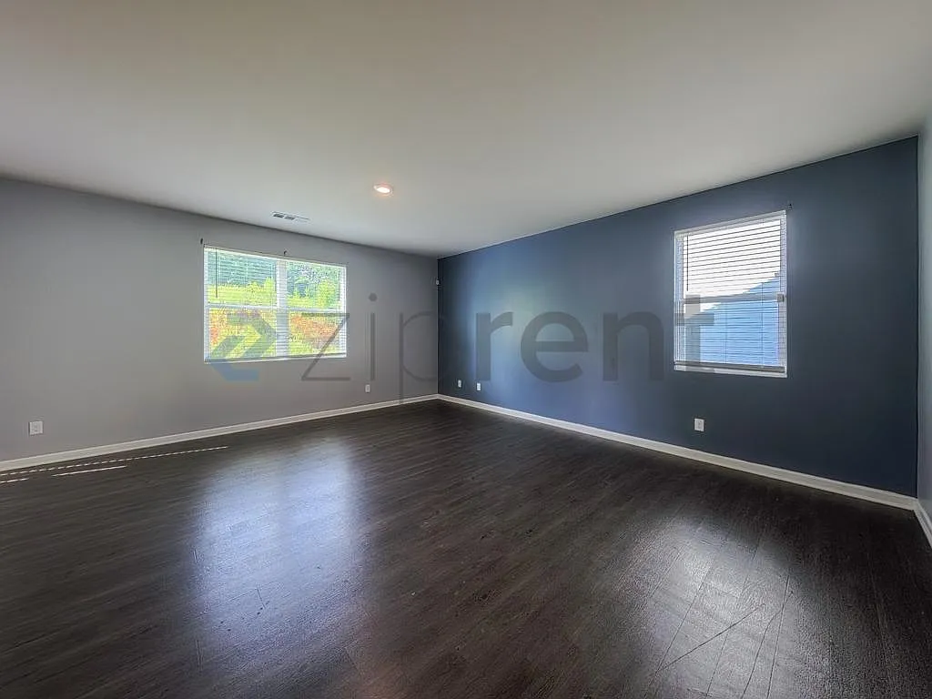 4 bed, 2.5 bath, 2100 sqft, $2,250 — Photo 4