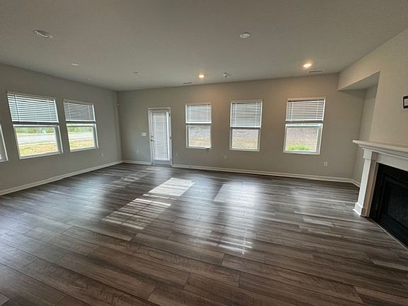 4th image of 124 Jade Creek Dr