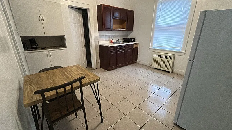 Building Photo - 370 E 18th St #3