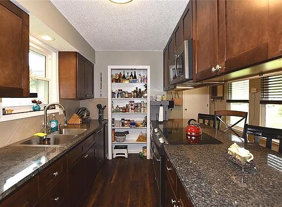 4th image of 1112 Hampton Dr