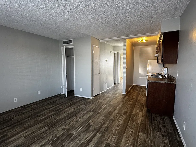 301 W Helen St — Photo 2